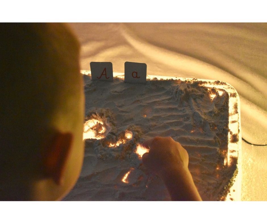 zabawy dla dzieci pisanie na mące piasku tacy 