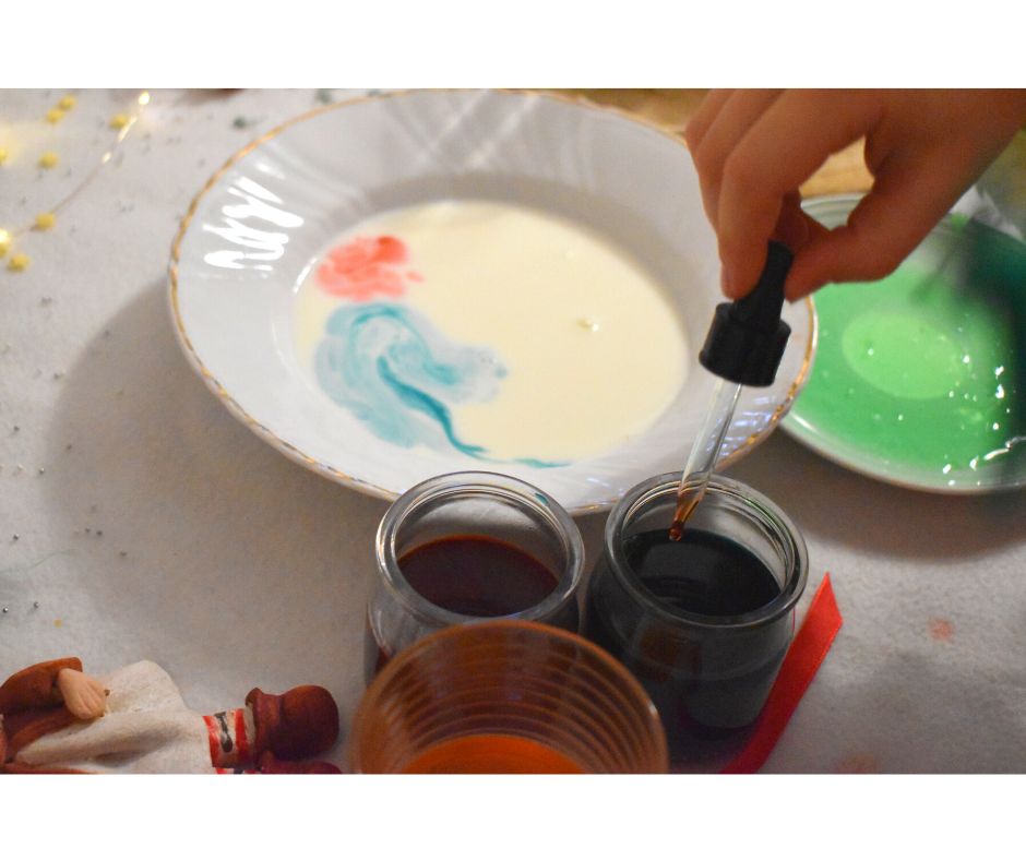 eksperyment dla dzieci malowanie na mleku, wir na mleku